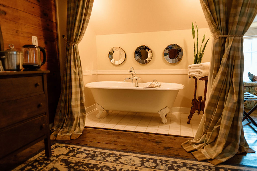 Luxury bathtub with book tray in the Cousin Sarah room