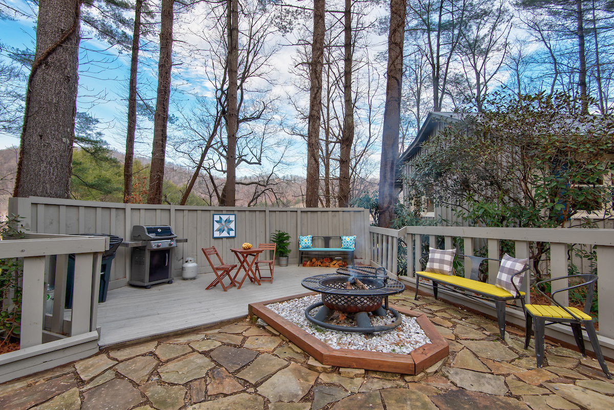 Fire pit at Gazebo Cabin