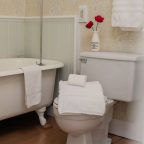 Folded towels on toilet in the Joe Mast room bathroom