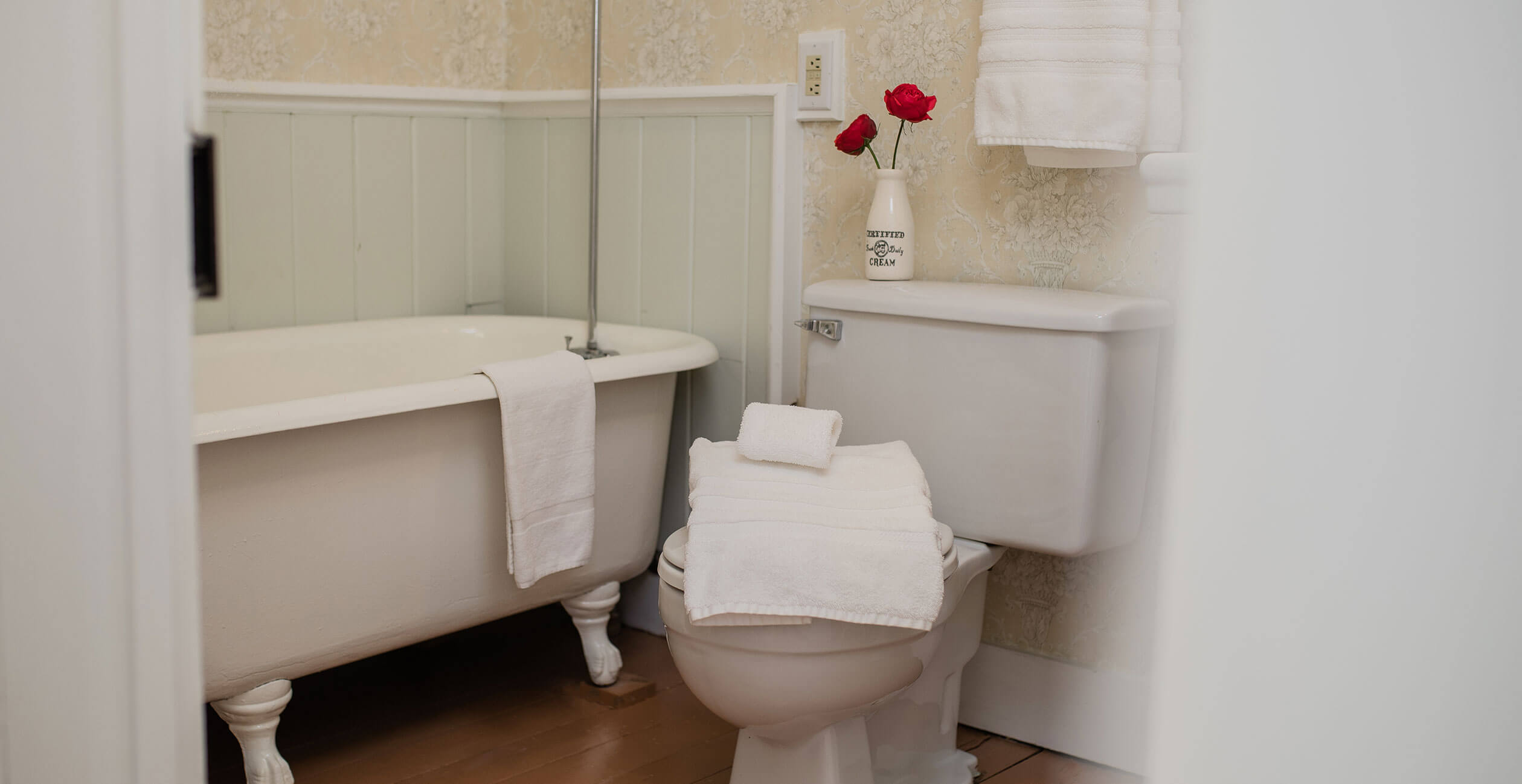 Folded towels on toilet in the Joe Mast room bathroom