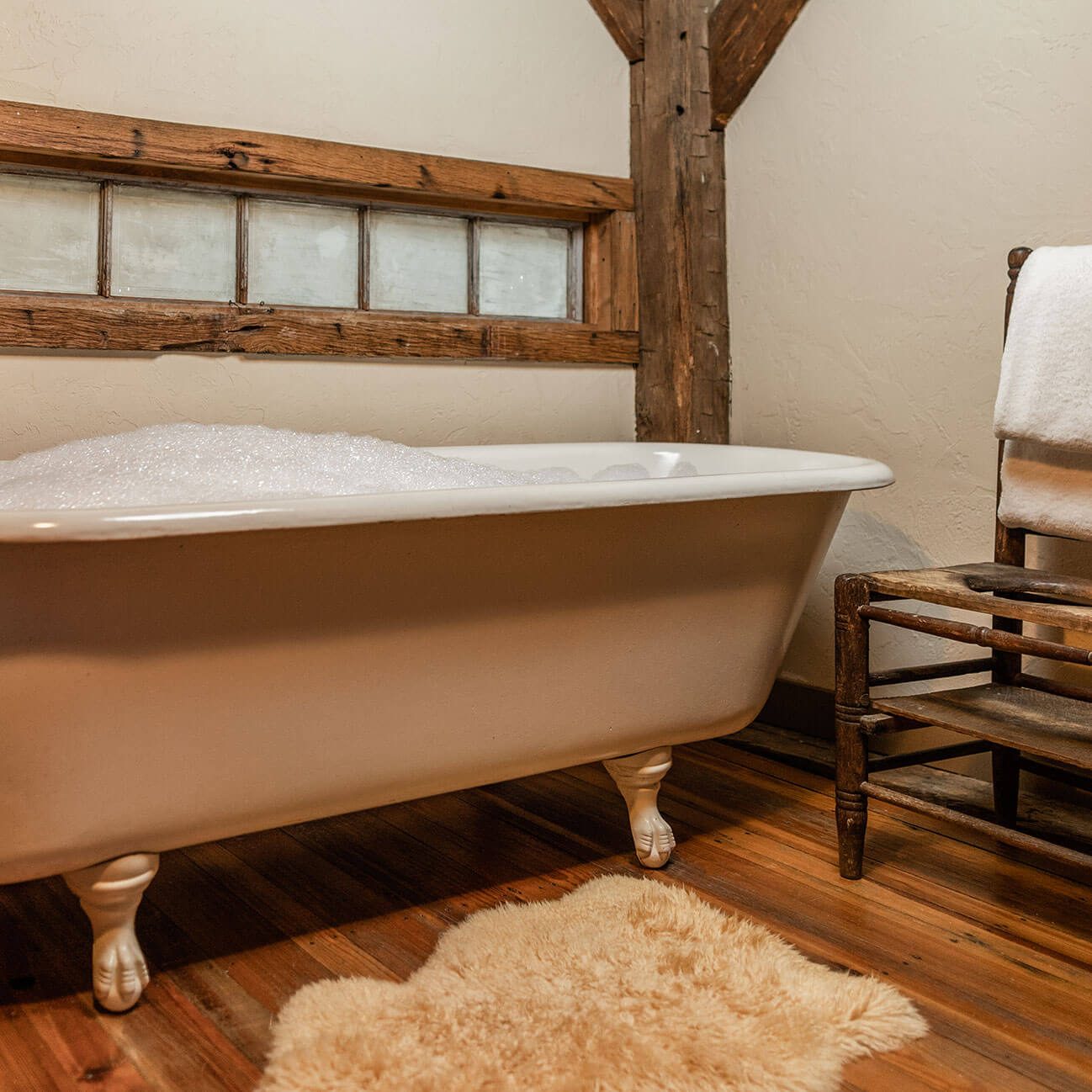 Warm bubbly bathtub in the Woodwork Shop room