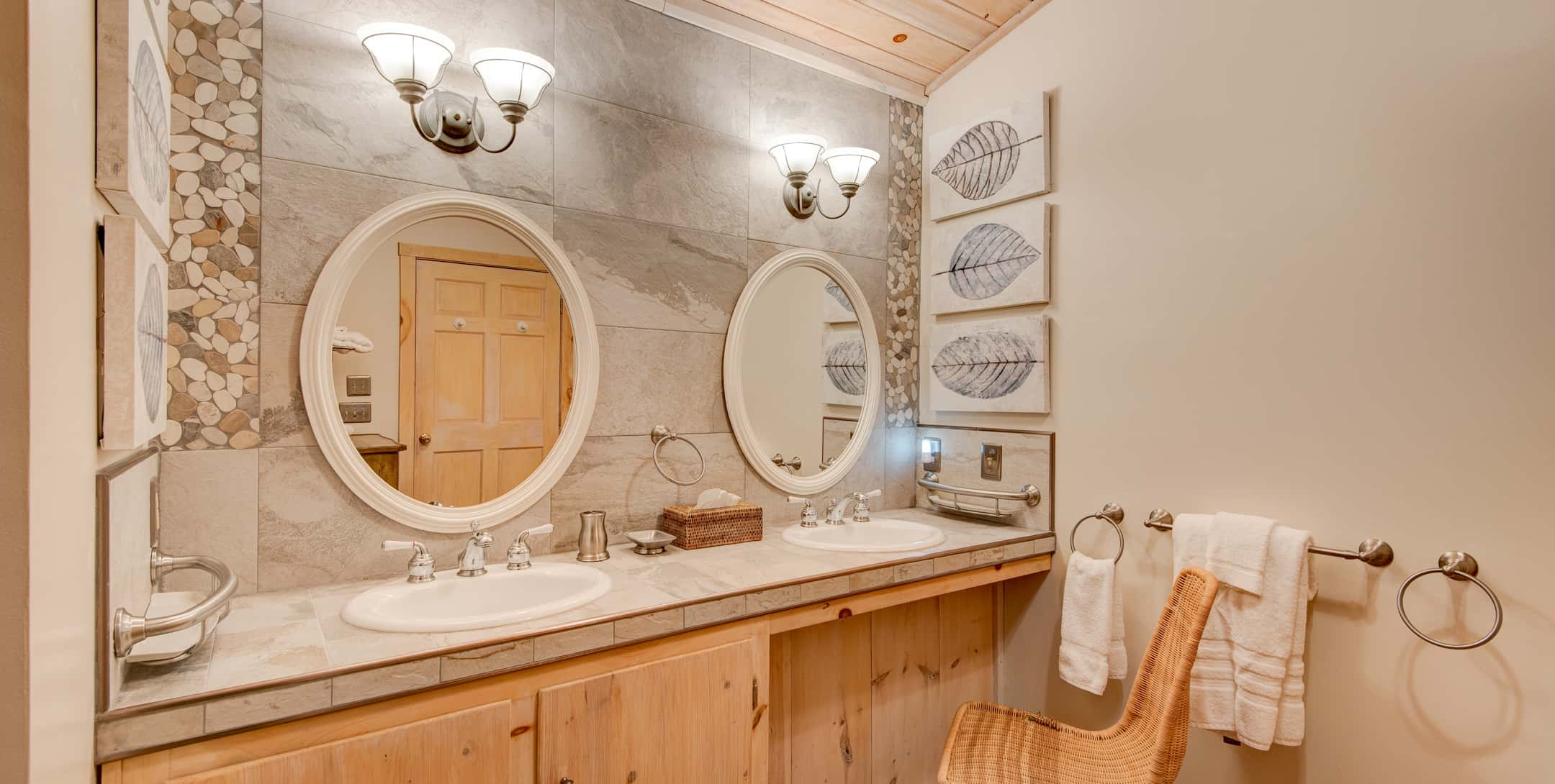 Bathroom sinks in Gazebo Cabin